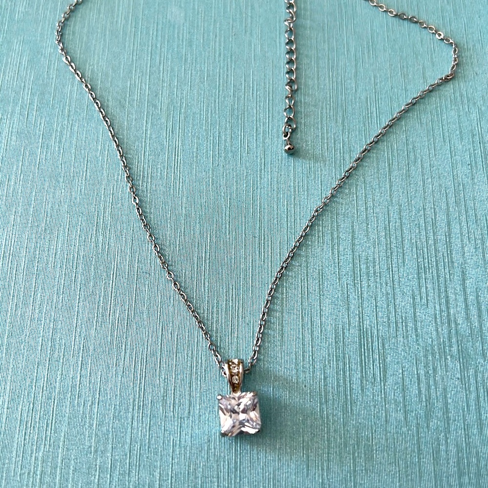 Adjustable pendant necklace